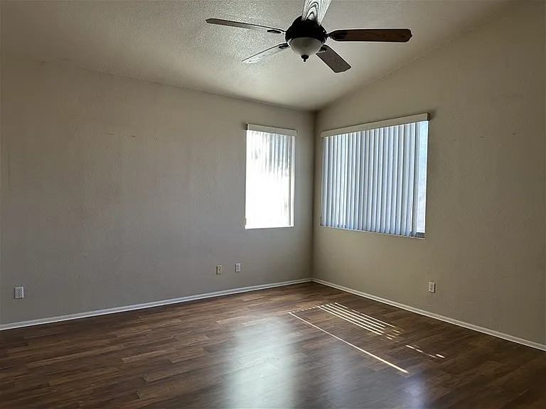 3320 N Lakeshore Ct — Photo 17