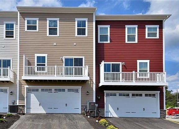 Townhouse back garage entry(middle unit)