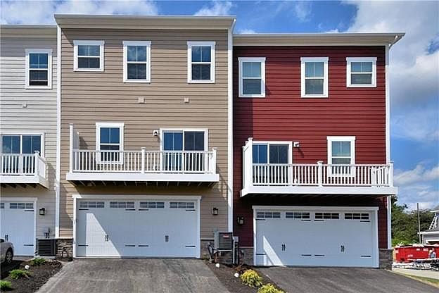 Townhouse back garage entry(middle unit)