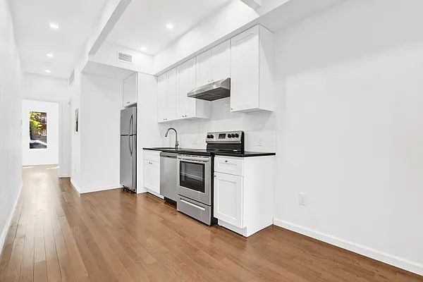 Rented by Halvatzis Realty | media 6