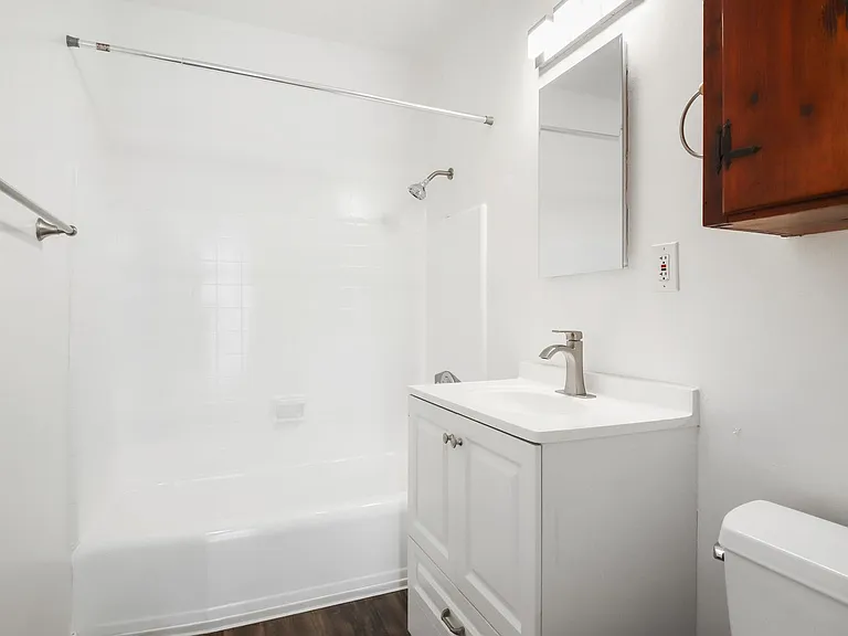 Ocean Beach/Point Loma: 2 BR in Ideal Location w/ 2 Parking Spaces — Photo 9
