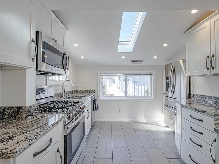 114 Mull Ave — Photo 6
