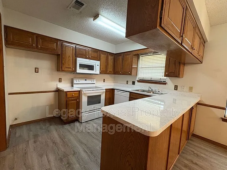 1203 Stonelake Dr — Photo 3
