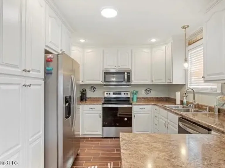 102 S Girard Ave — Photo 2