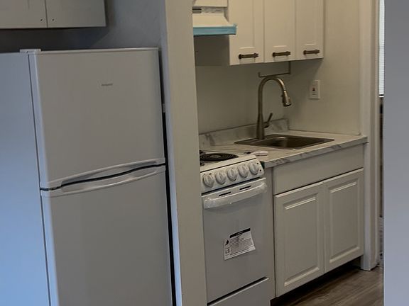 3rd image of 104 N Dorset Ave APT 4