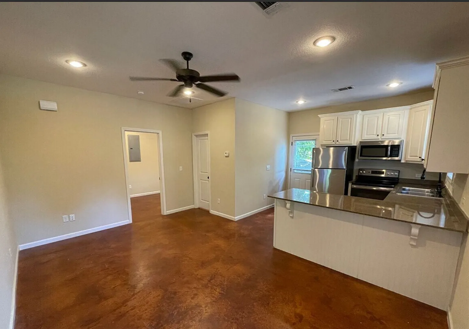 1 Bed/1 Bath Riley Cove — Photo 3