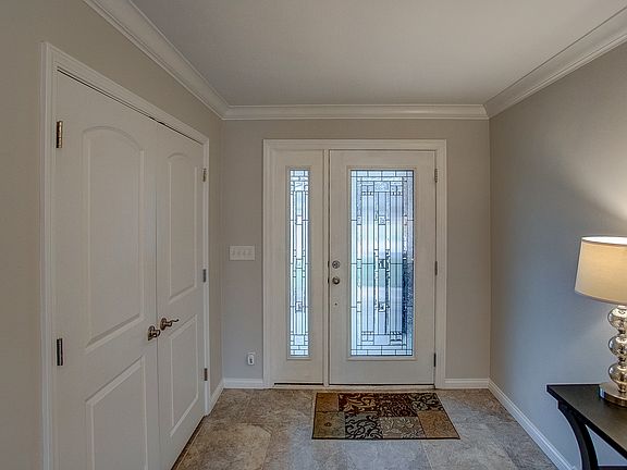 Foyer w/ sizable closet