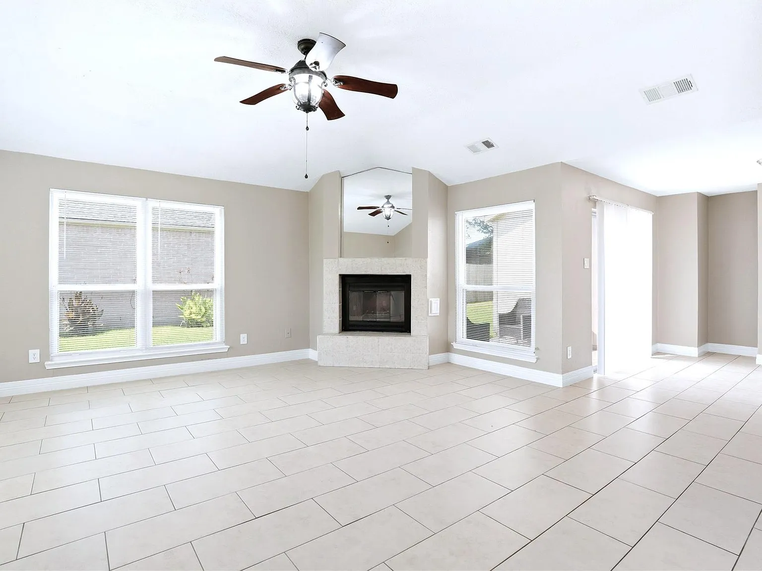 3 bed, 2.0 bath, 1750 sqft, $1,900 — Photo 3