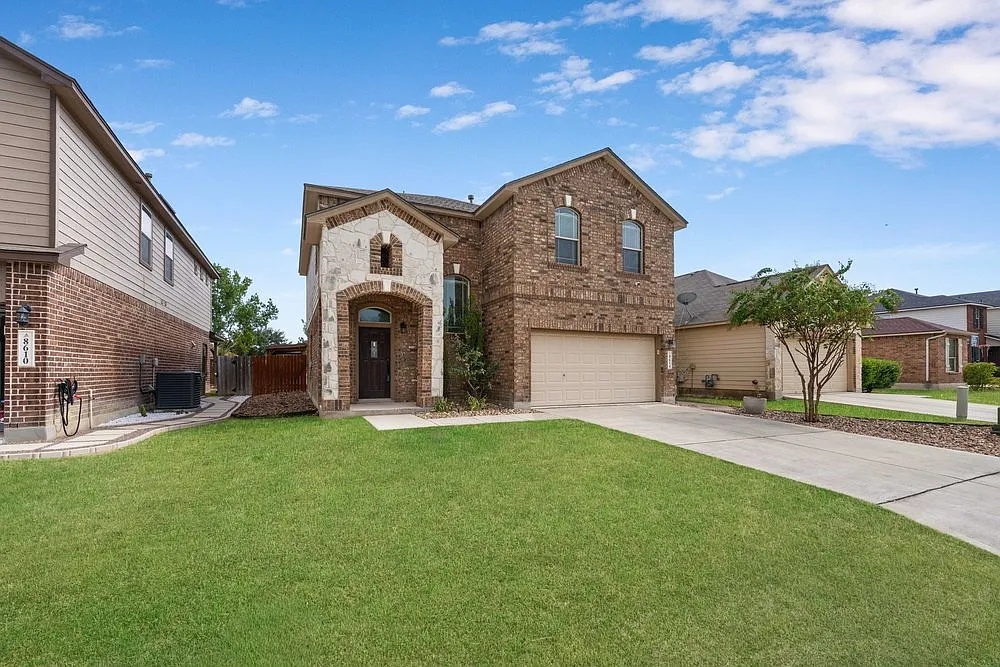 Spacious 3-Bed Home with Community Pool, Private Patio & Island Kitchen in San Antonio — Photo 2