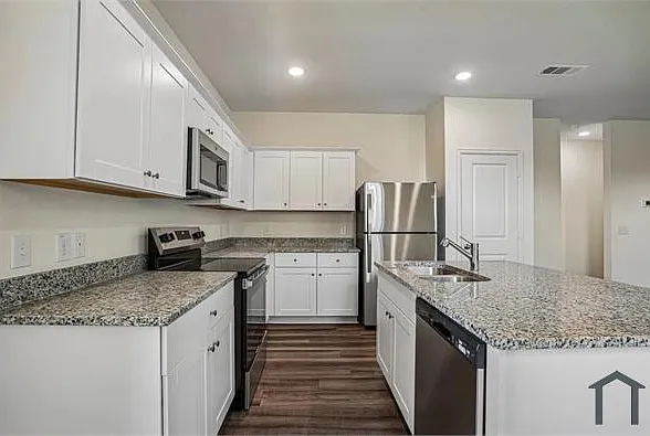 3 bed, 1401 sqft, $2,150 — Photo 4