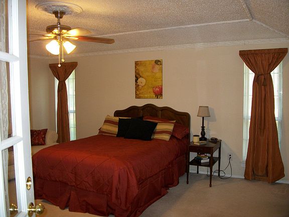 Master Bedroom w/his&her bath