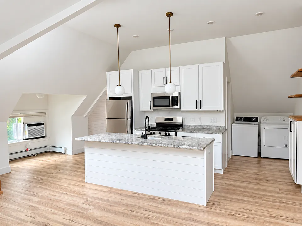 682 Whitney Ave #3