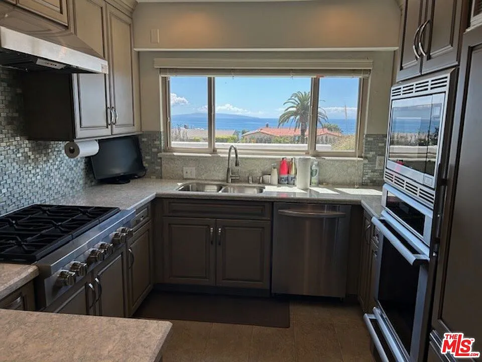 3 bed, 3.5 bath, 2065 sqft, $8,900 — Photo 4