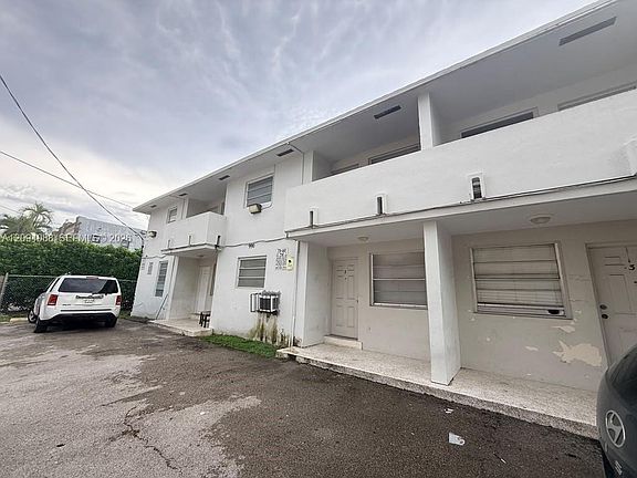 2nd image of 990 SW 4th St APT 7