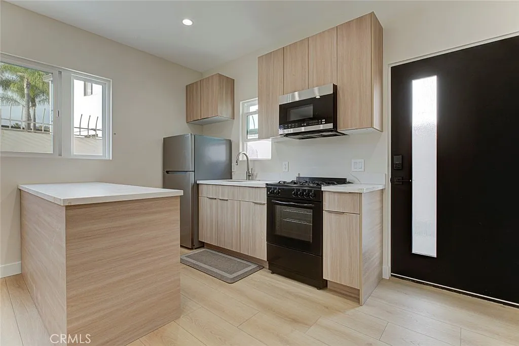 Studio, 400 sqft, $1,950 — Photo 1