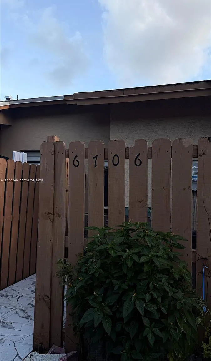 Country Lake Manors Townh — Photo 1