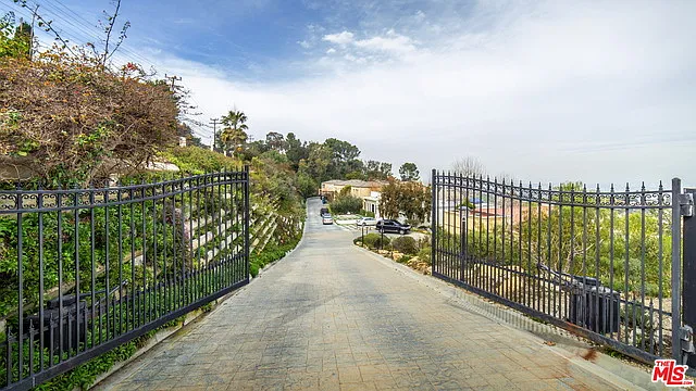 6 bed, 7.5 bath, 8970 sqft, $25,000 — Photo 4
