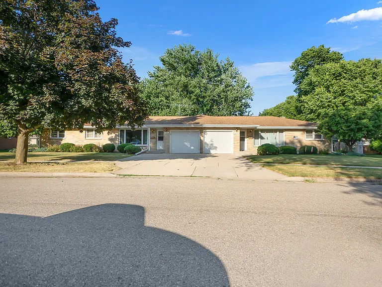 1732 Tamarack Ln — Photo 3