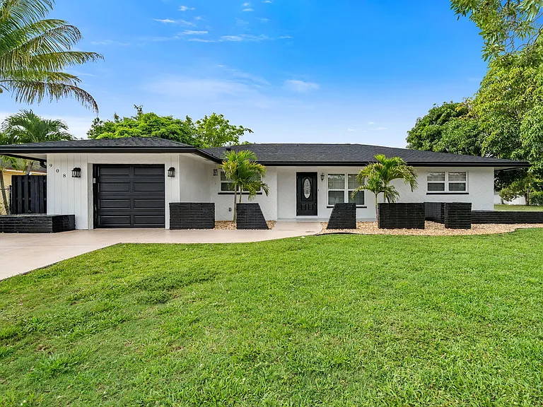 908 Hibiscus Dr — Photo 2