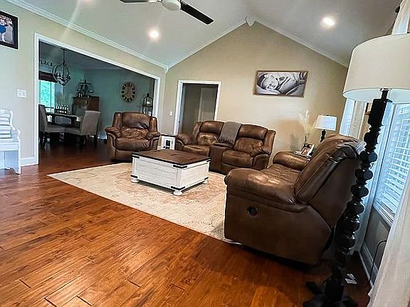 12ft vaulted ceilings