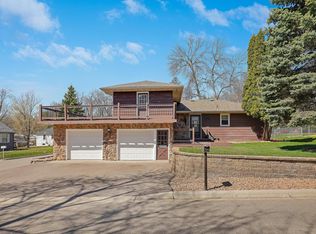 2930 Bay St, Wayzata, MN 55391