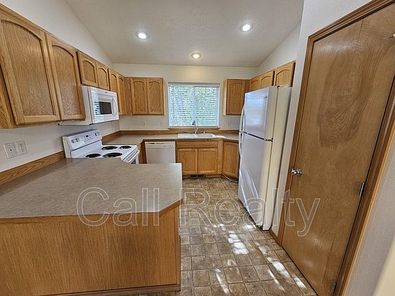 5th image of 828 N Kelsea St