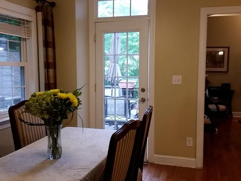 Separate breakfast area and breakfast bar adjoining the kitchen with access to deck and backyard
