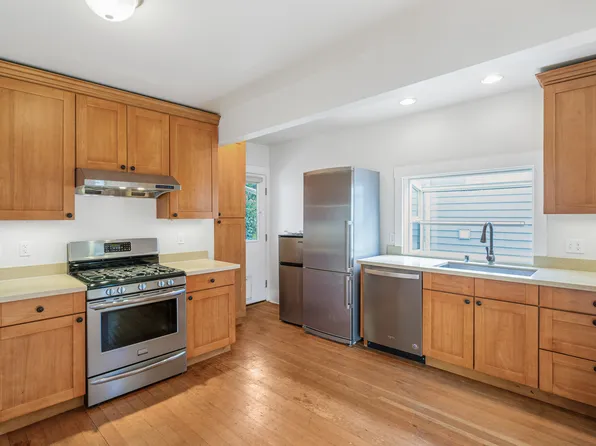 950 Hiawatha Pl S, Seattle, WA 98144