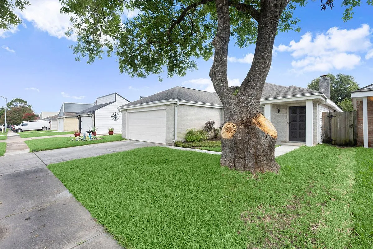 3 bed, 2.0 bath, 1856 sqft, $2,000 — Photo 2