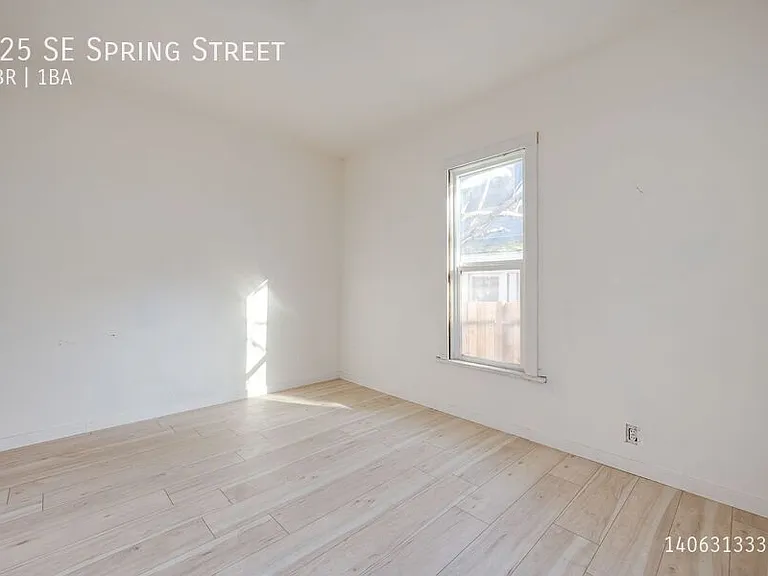 225 SE Spring St — Photo 2
