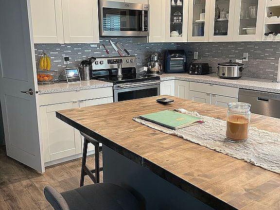 Kitchen with large island