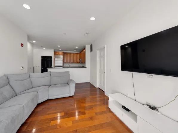 7400 River Road image 3 of 31