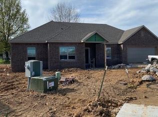 5594 Sapphire Dr, Springdale, AR 72764