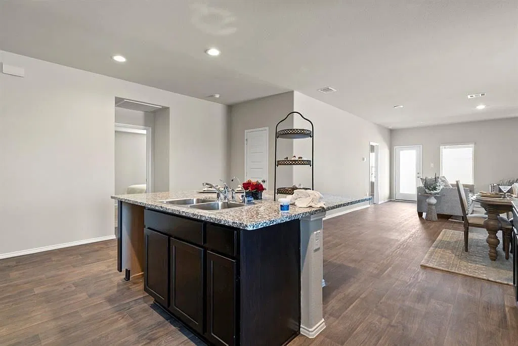 4 bed, 2.0 bath, $2,700 — Photo 3