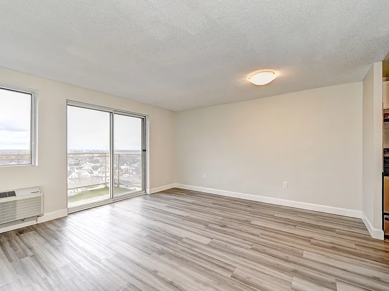 294 Talbot St — Photo 7