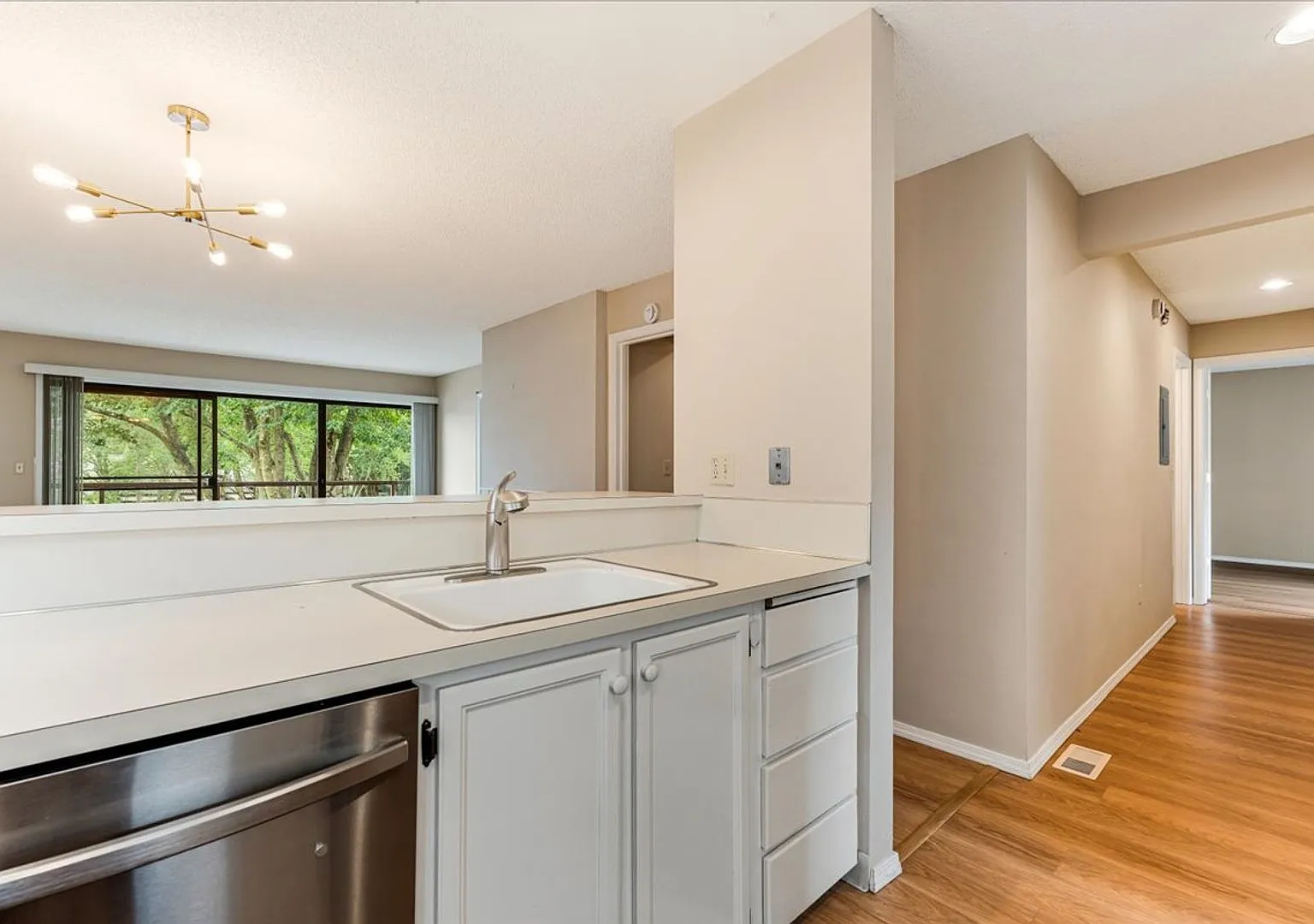 Beautiful 2 bedroom 2 bath condo available September! — Photo 4
