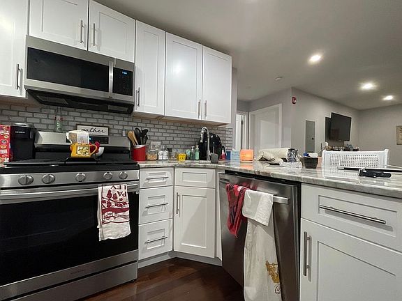 2nd image of 302 Richmond St #25A