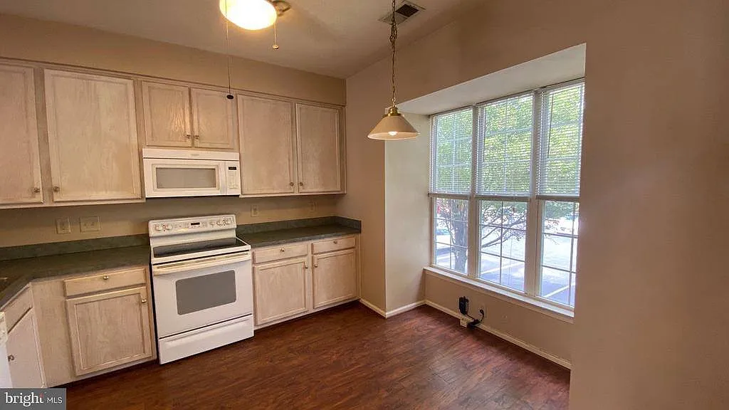 3 bed, 2.5 bath, 1372 sqft, $2,450 — Photo 4
