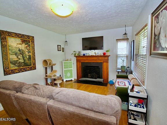 5th image of 403 S Maple St
