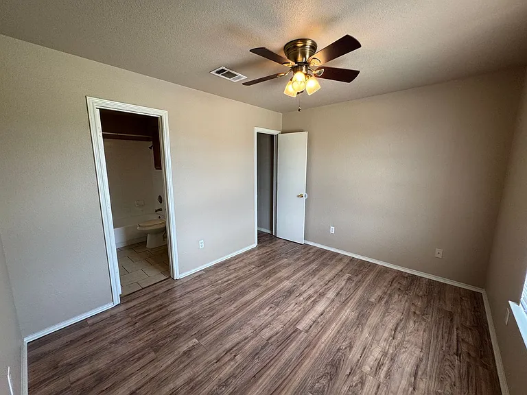 5702 Greengate Dr — Photo 67