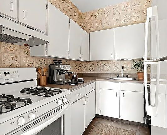2nd image of 425 W End Ave APT 3C