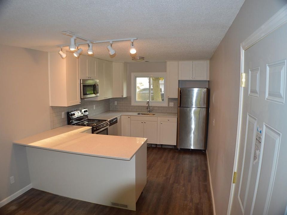 Brand New Kitchen w/ Quartz Counters