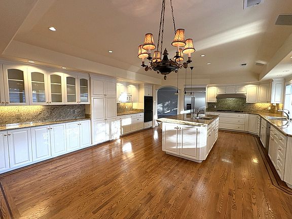 4th image of 667 Oakwood Ct