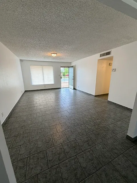 3 bed, 1200 sqft, $1,590 — Photo 4