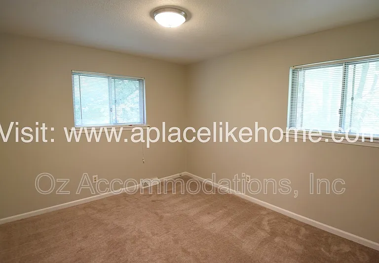 5521 Perry Ln — Photo 20