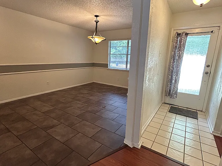 401 Lena Ln — Photo 14