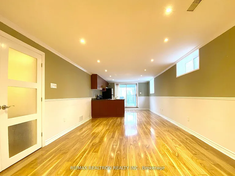 76 Clansman Blvd #LOWER — Photo 7