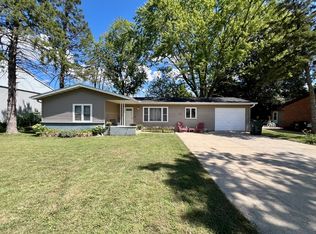 806 Walnut St, Mahomet, IL 61853