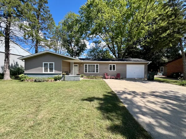 806 Walnut St, Mahomet, IL 61853