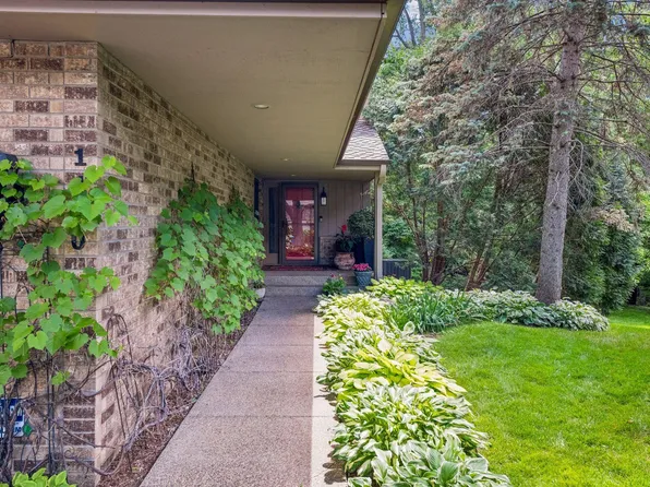 1140 Hollybrook Dr, Wayzata, MN 55391